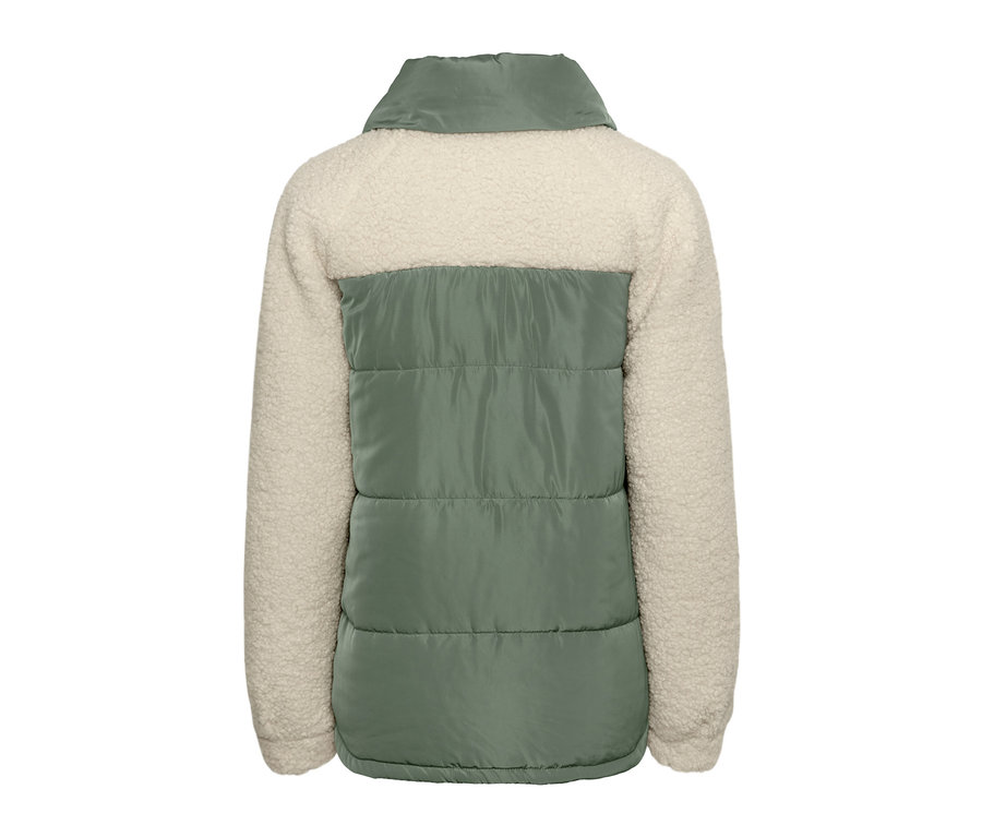 Veste matelassée avec accents teddy, vert sauge et blanc.