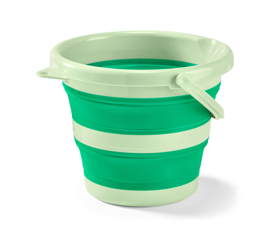 Un seau pliable vert et blanc sur fond blanc.
