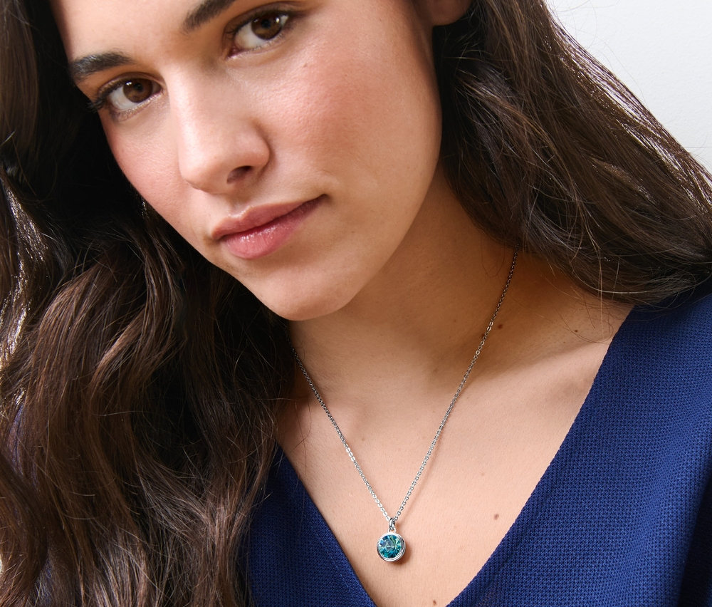 Une femme portant une chaîne avec pendentif Blue Shades.