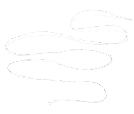 Une micro-guirlande lumineuse à LED, gouttes, sur un fond blanc.