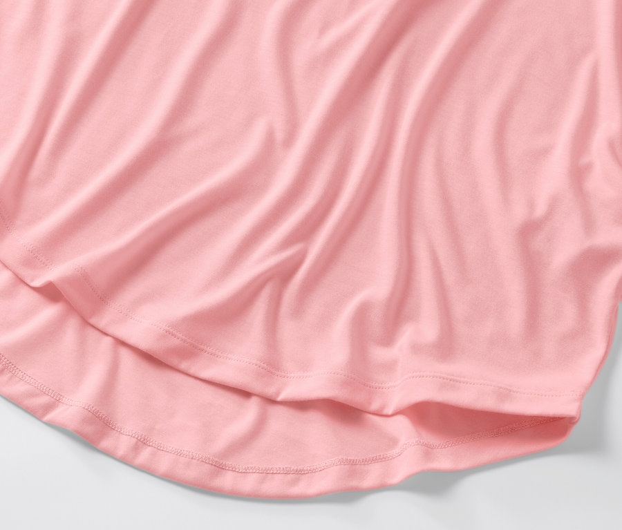 Détail d'un t-shirt rose.