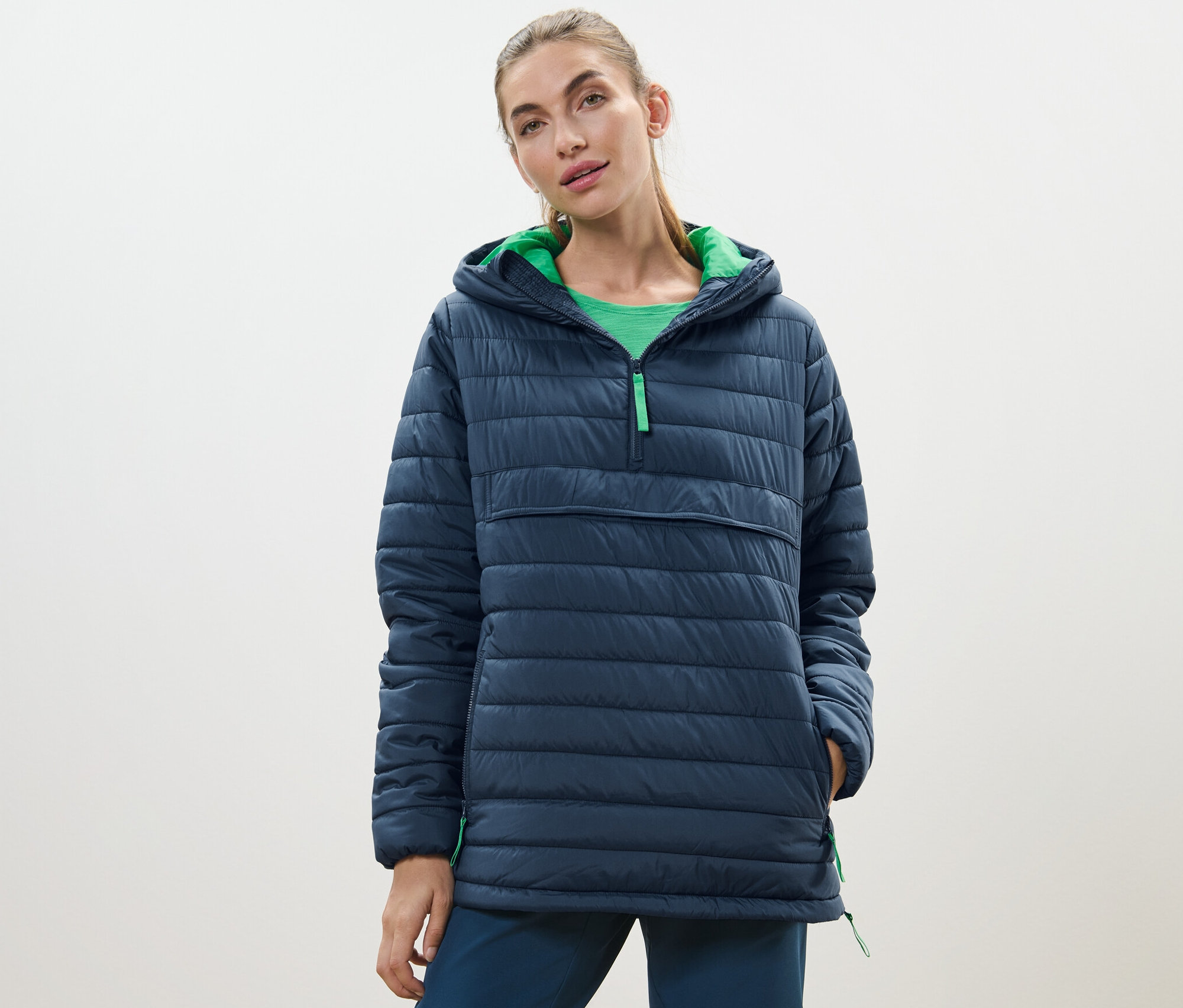 Femme portant une veste matelassée à capuche.