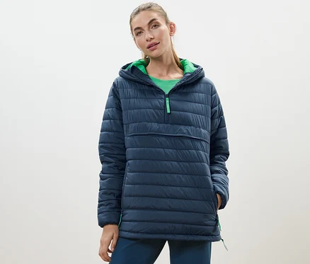 Femme portant une veste matelassée à capuche.