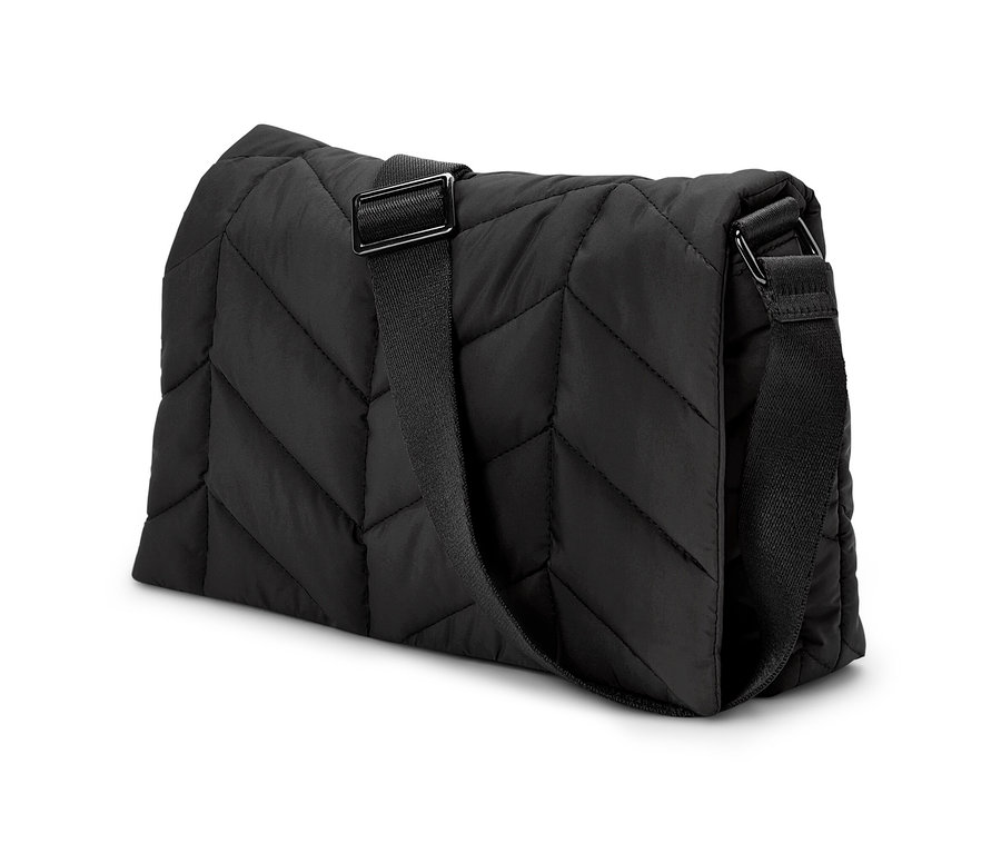 Vue détaillée d'un sac matelassé à bandoulière noir.
