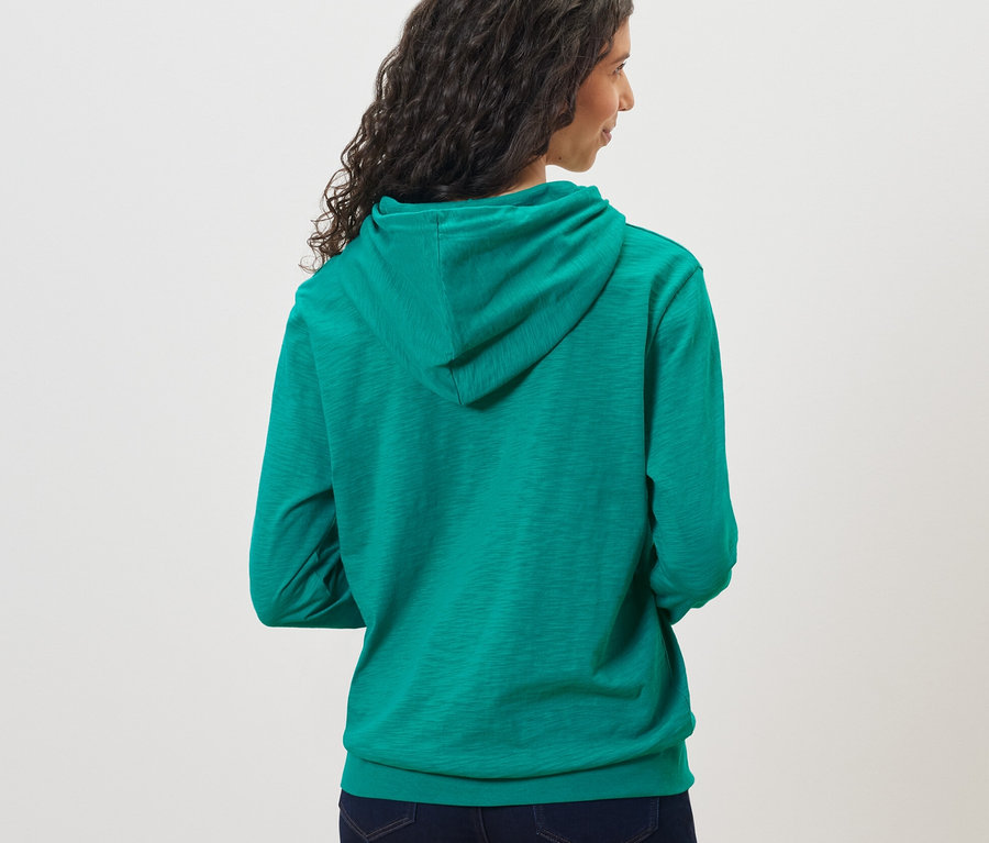 Femme portant un sweat en jersey turquoise.