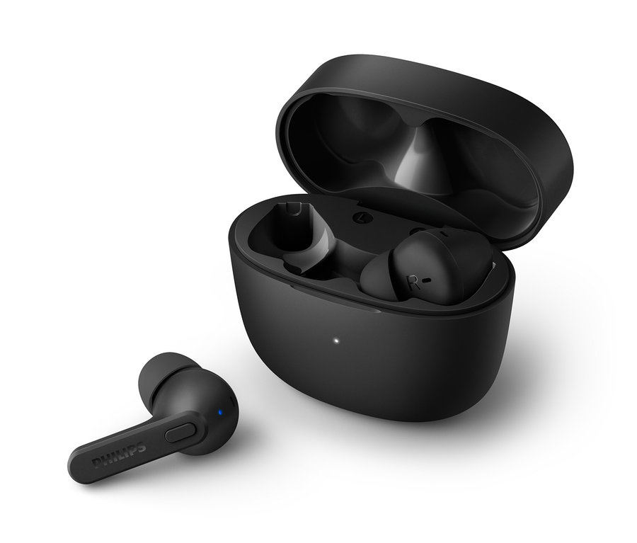 Écouteur intra-auriculaire noir Philips TWS « TAT2206 » à côté du boîtier de charge ouvert.