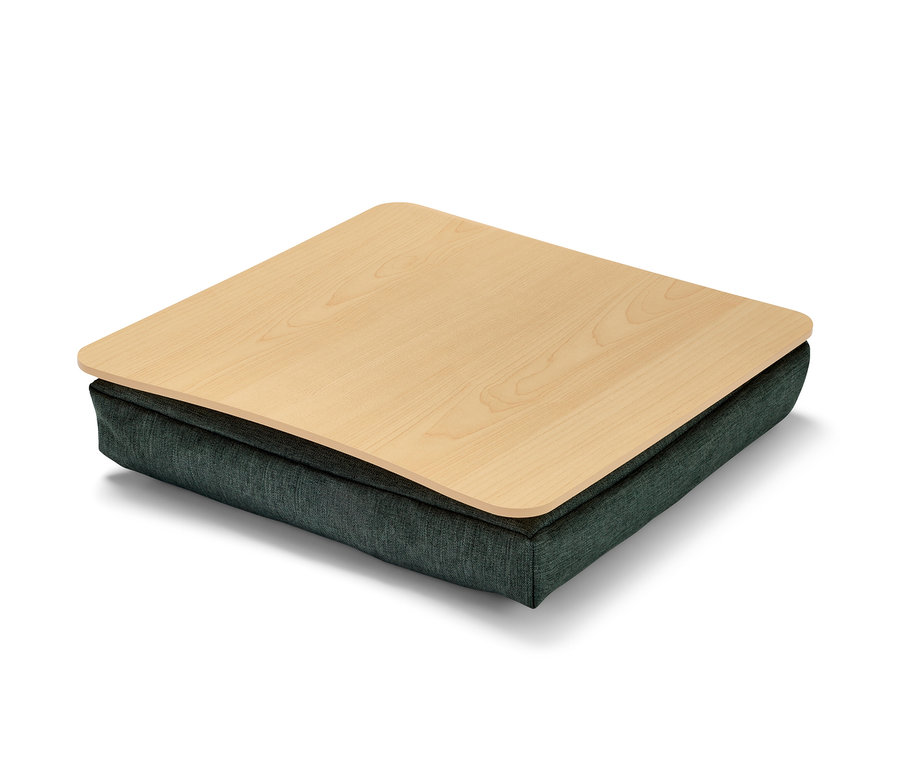 Table pour ordinateur portable avec coussin pour les genoux avec un plateau en bois sur un coussin gris foncé.