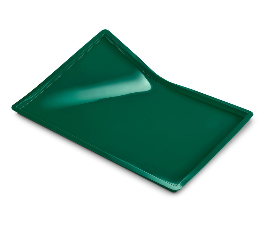 Une feuille de cuisson réutilisable verte avec bord sur un fond blanc.