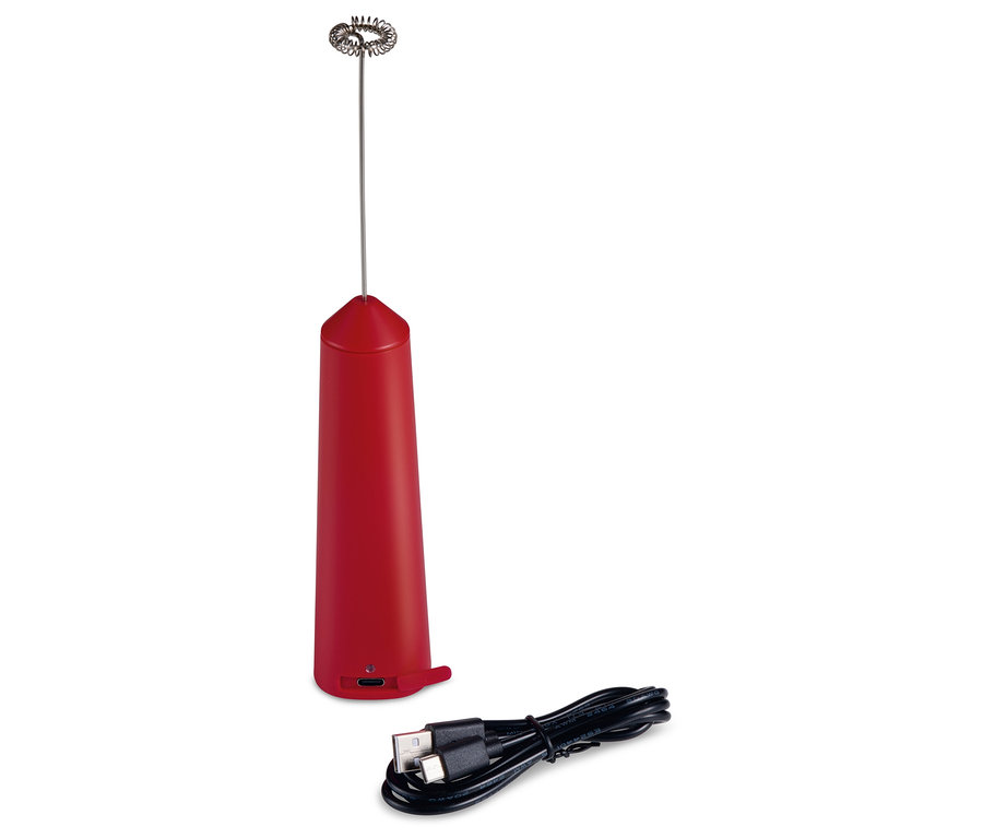 Un mousseur à lait à batterie rechargeable rouge et un câble de charge reposent sur un fond blanc.