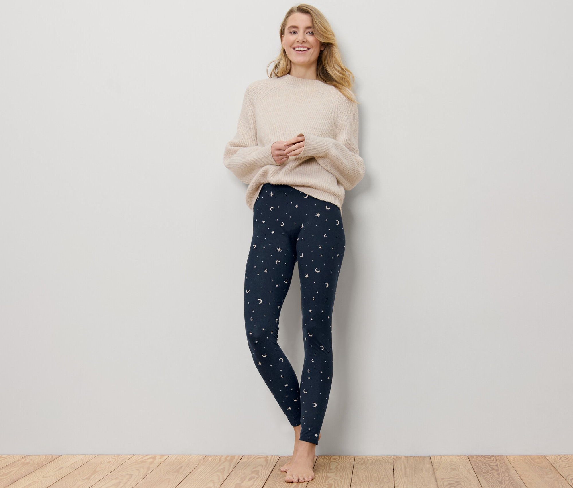 Femme debout portant un legging douillet imprimé.