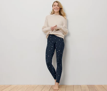 Femme debout portant un legging douillet imprimé.