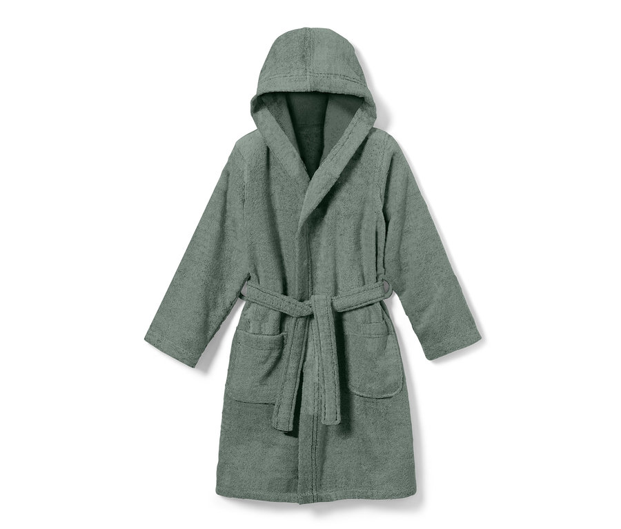 Un peignoir pour enfant vert avec une capuche et une ceinture.