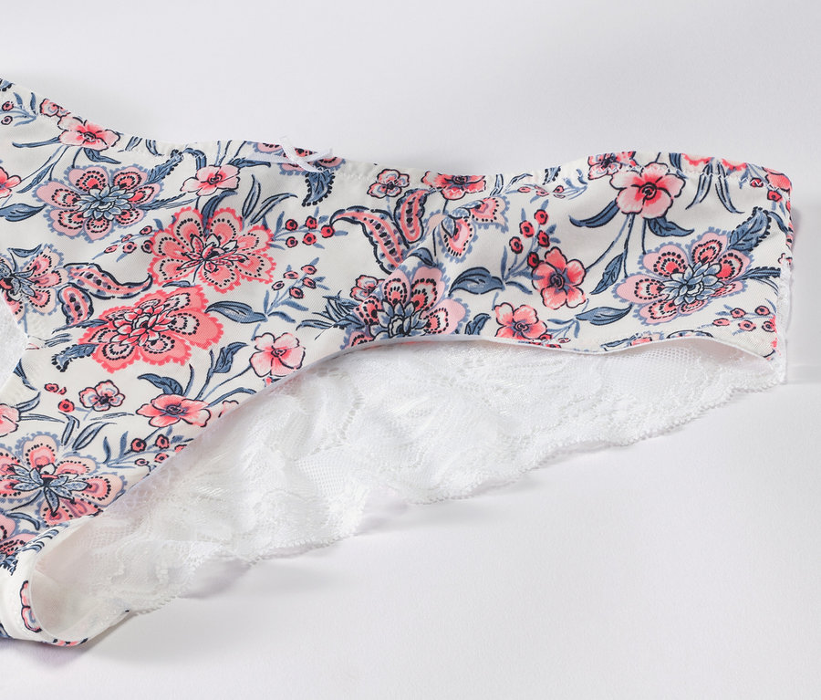 Détail d'un des 4 slips brésiliens à motif floral avec de la dentelle blanche.