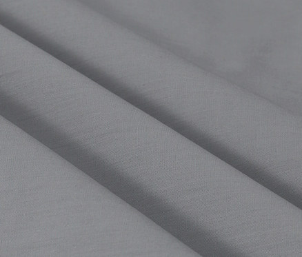 Gros plan sur une parure de lit en percale grise de taille standard et grande taille.