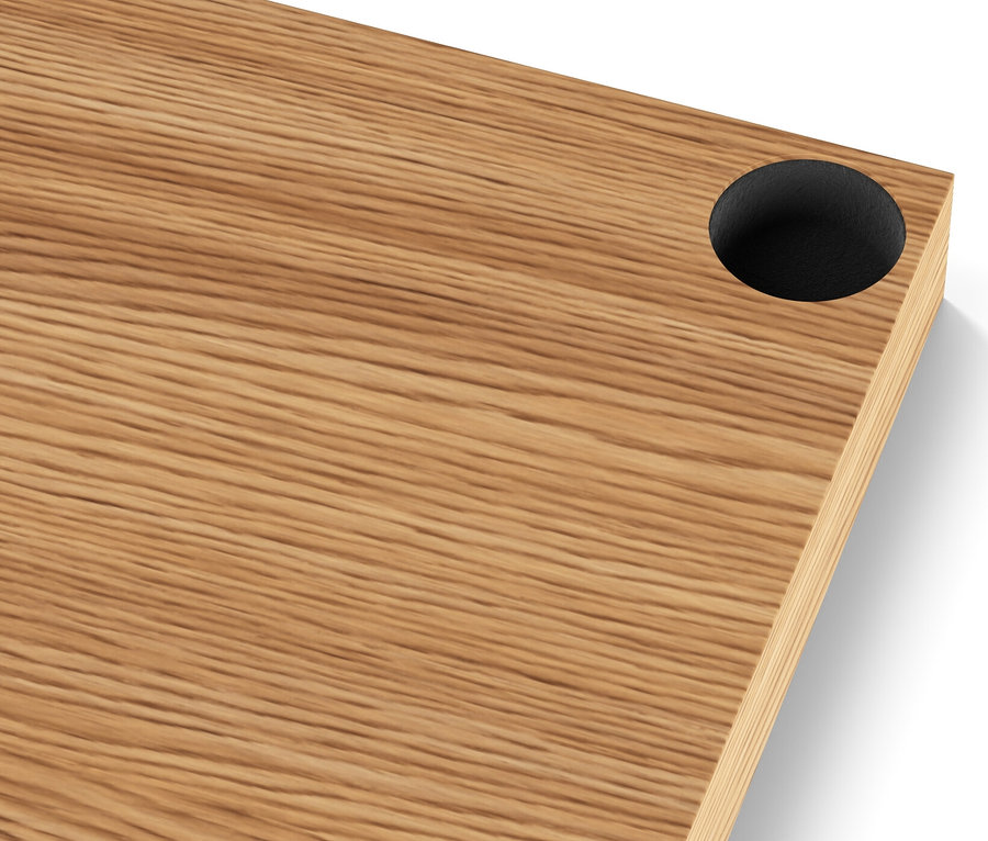 Détail du plateau en bois d'une commode étroite en métal « CN3 » avec un trou noir dans le coin.