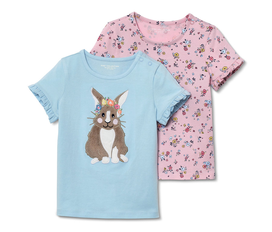 Deux t-shirts pour enfant : un bleu clair avec un motif de lapin et un rose à fleurs.