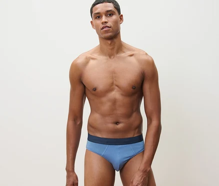 Un homme pose en 4 slips, cachemire.