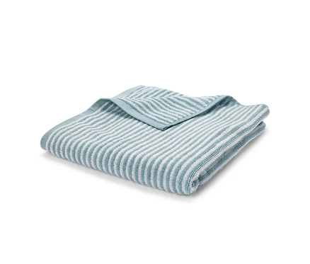 Linge de bain bleu de haute qualité plié.
