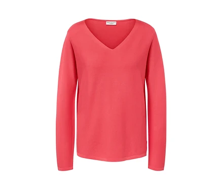 Pull en maille corail avec un col en V.