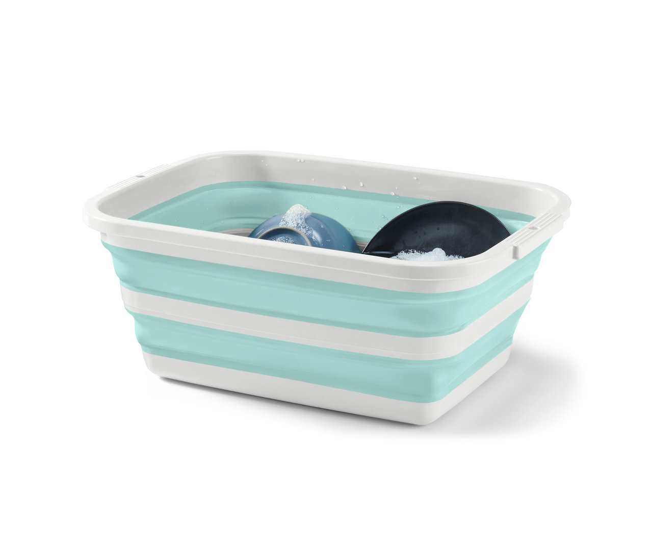 Panier à linge pliable avec de la vaisselle lavée.