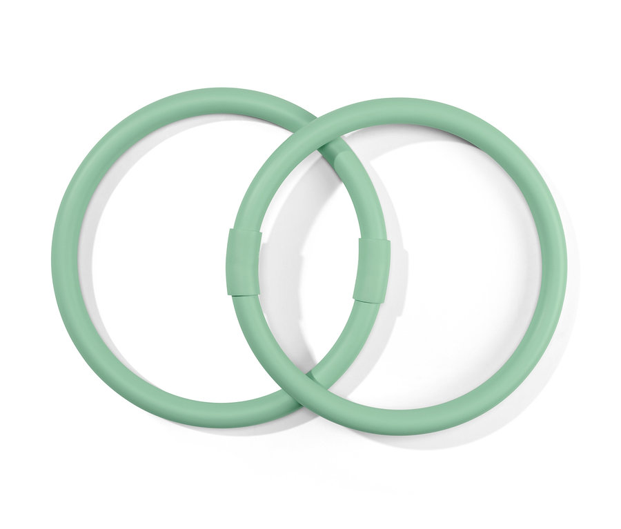 Deux cerceaux d'entraînement pour les bras verts sont entrelacés sur un fond blanc.