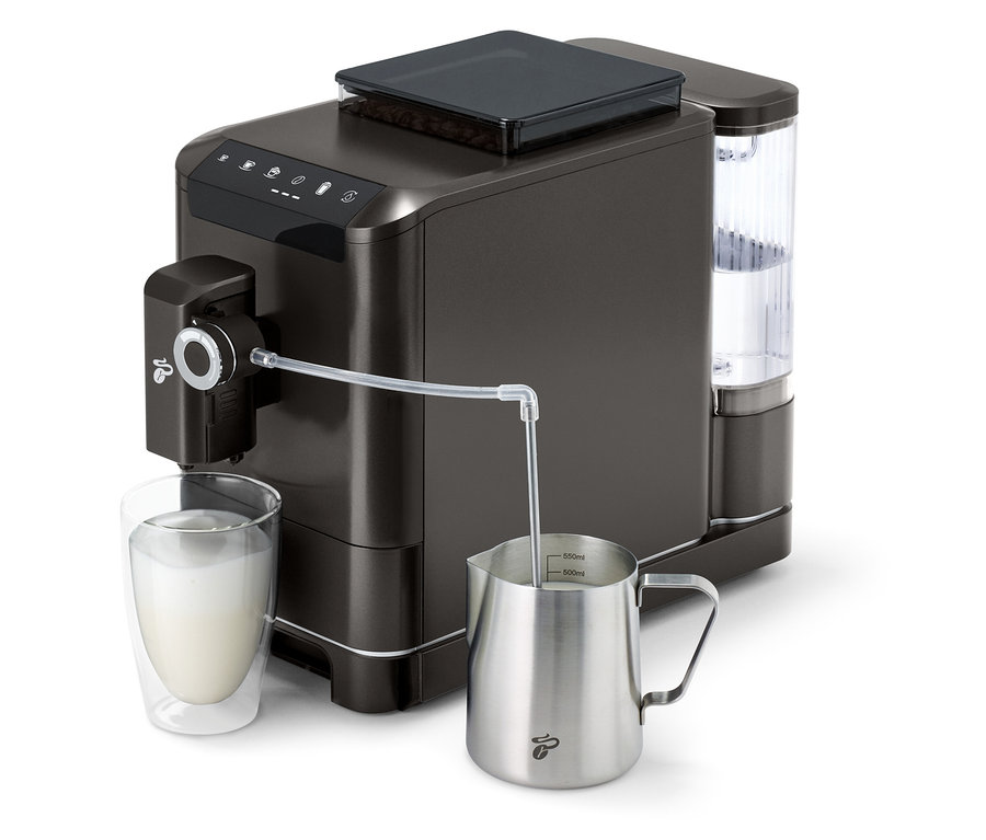 Machine à café « Esperto 2 Milk » Granite Black versant du lait dans un verre.