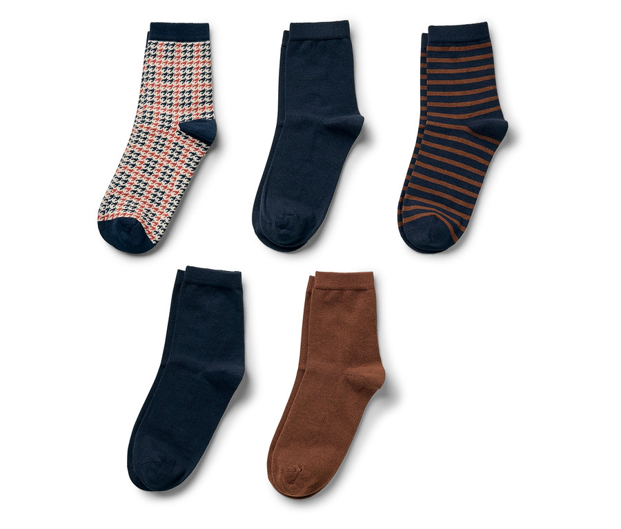 Cinq paires de chaussettes de différentes couleurs et motifs sur fond blanc.