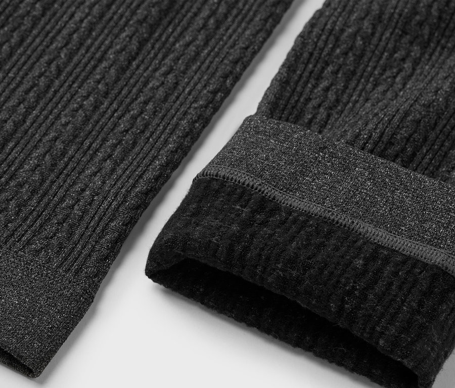 Gros plan sur un legging en tricot gris avec une doublure en polaire.