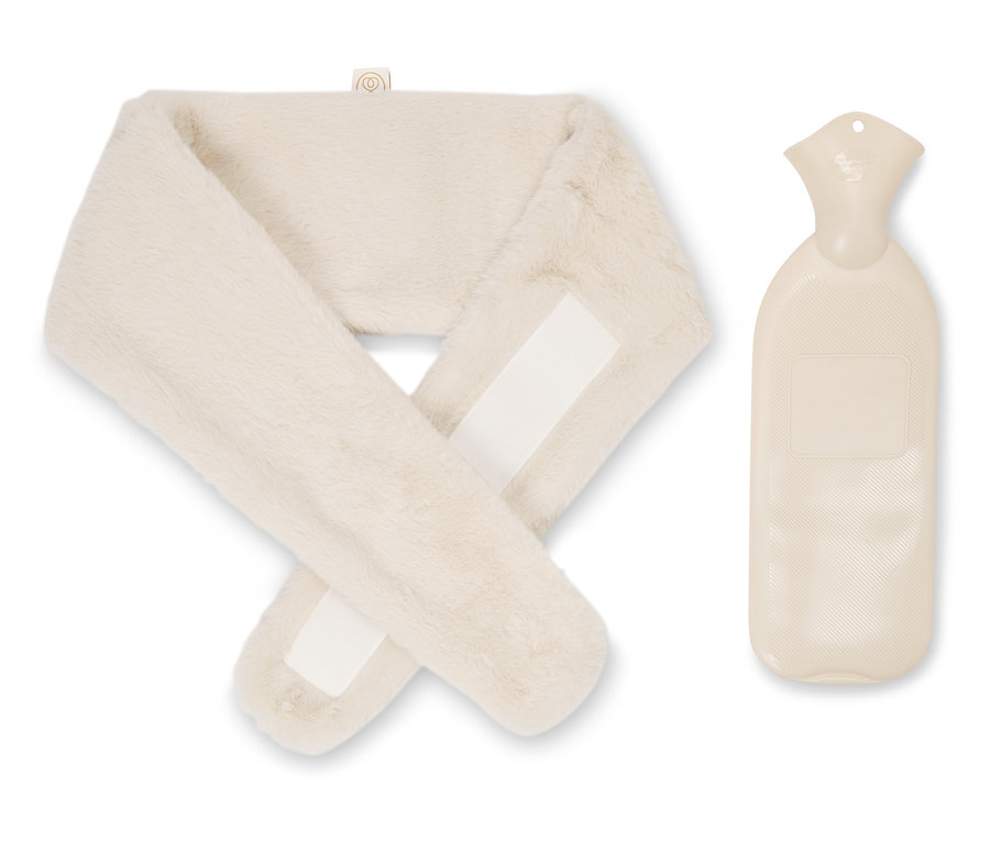 Un foulard beige en fausse fourrure et une bouillotte sont posés côte à côte sur un fond blanc.