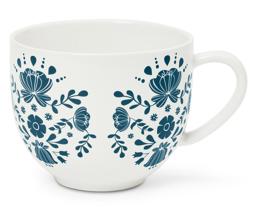 Tasse blanche avec motif floral bleu.