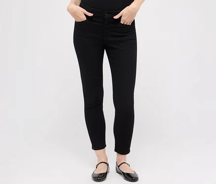 Une femme portant un jean noir Angels « Ornella sporty » et des chaussures noires.