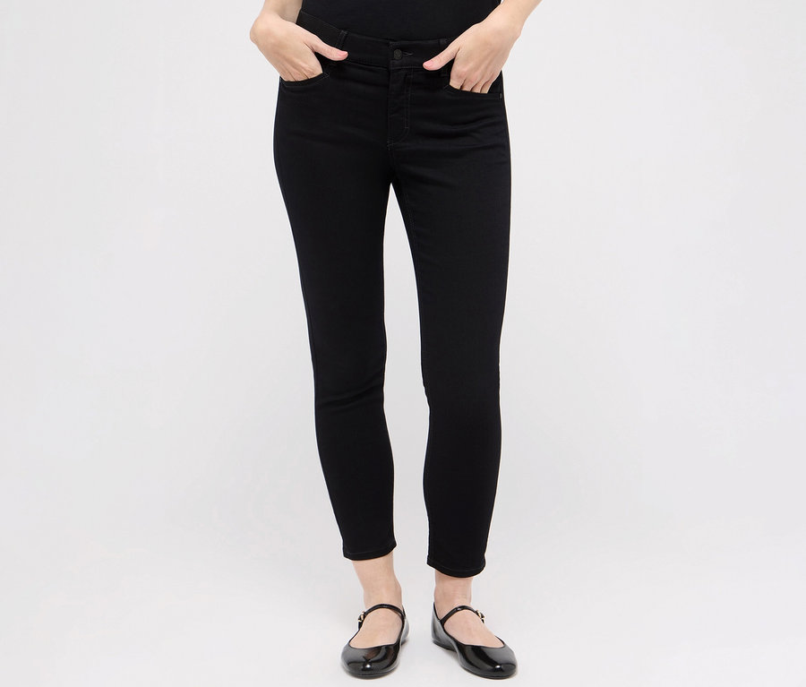 Une femme portant un jean noir Angels « Ornella sporty » et des chaussures noires.