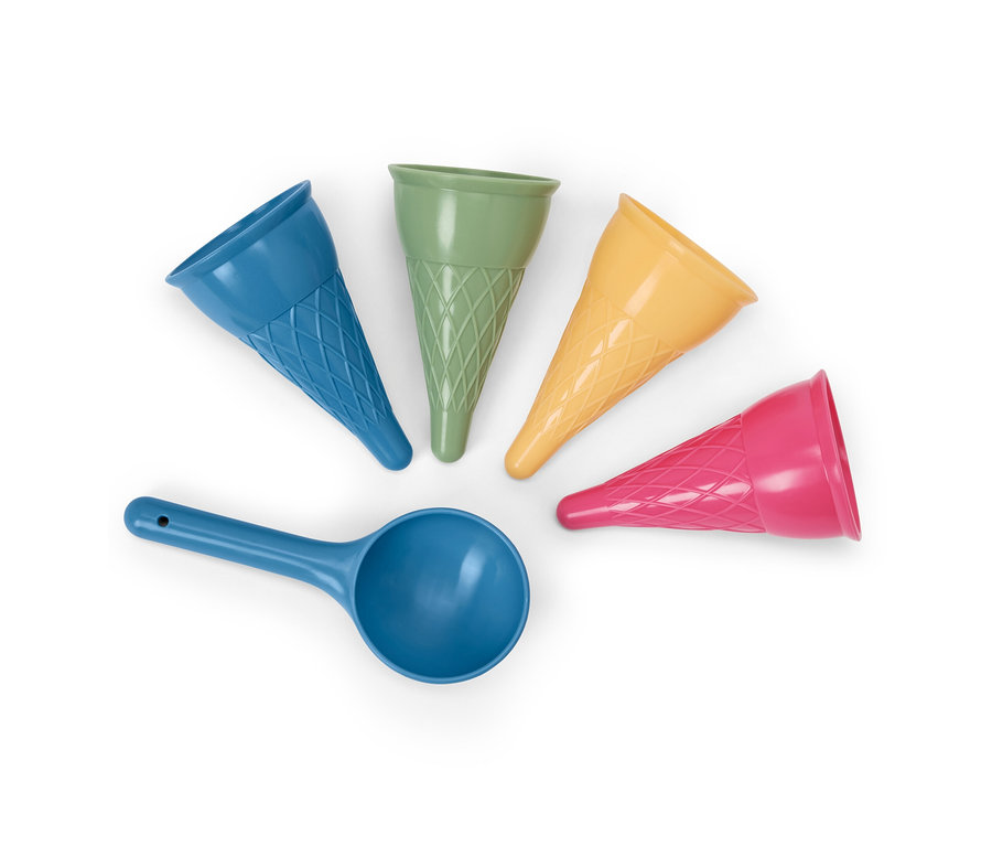 Moules à glace pour sable et une pelle bleue sur fond blanc.