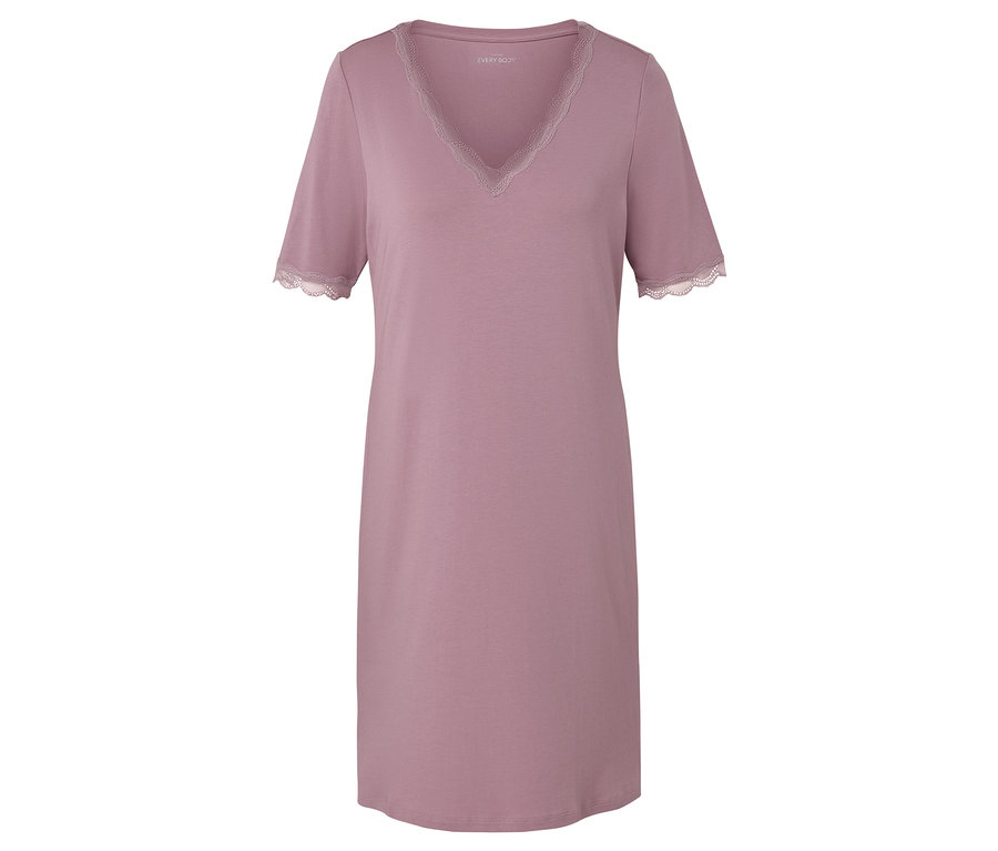 Une chemise de nuit lilas à manches courtes avec de la dentelle à l'encolure et aux manches.
