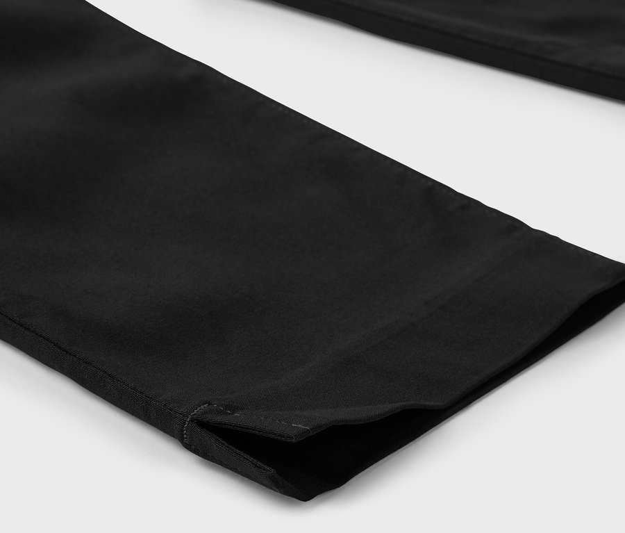 Détail d'un pantalon 3/4 en bengaline noir.