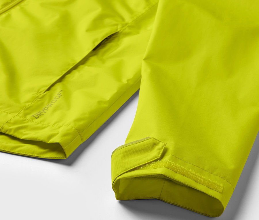 Gros plan sur une veste de pluie jaune.