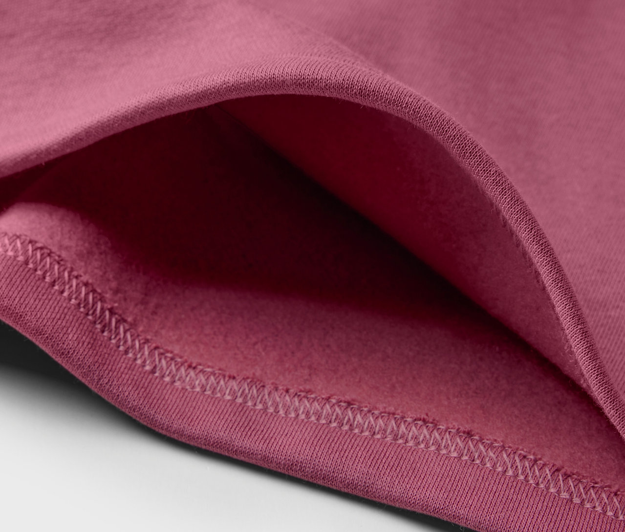 Gros plan sur un Sweatshirts pour enfant rose avec intérieur gratté.