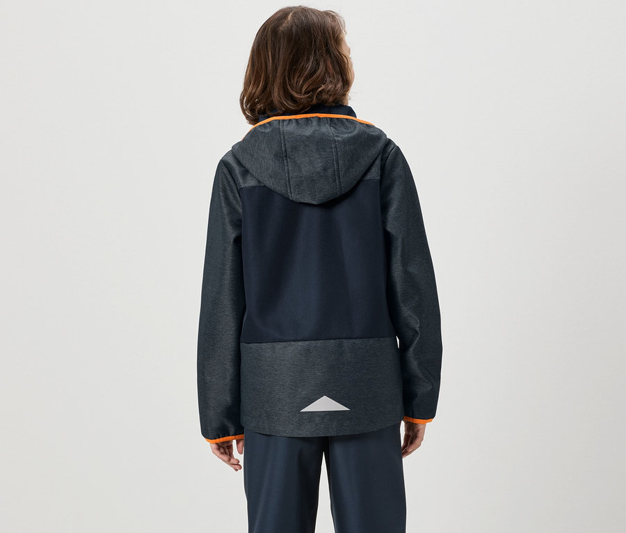 Un garçon vu de dos porte une veste softshell pour enfants.