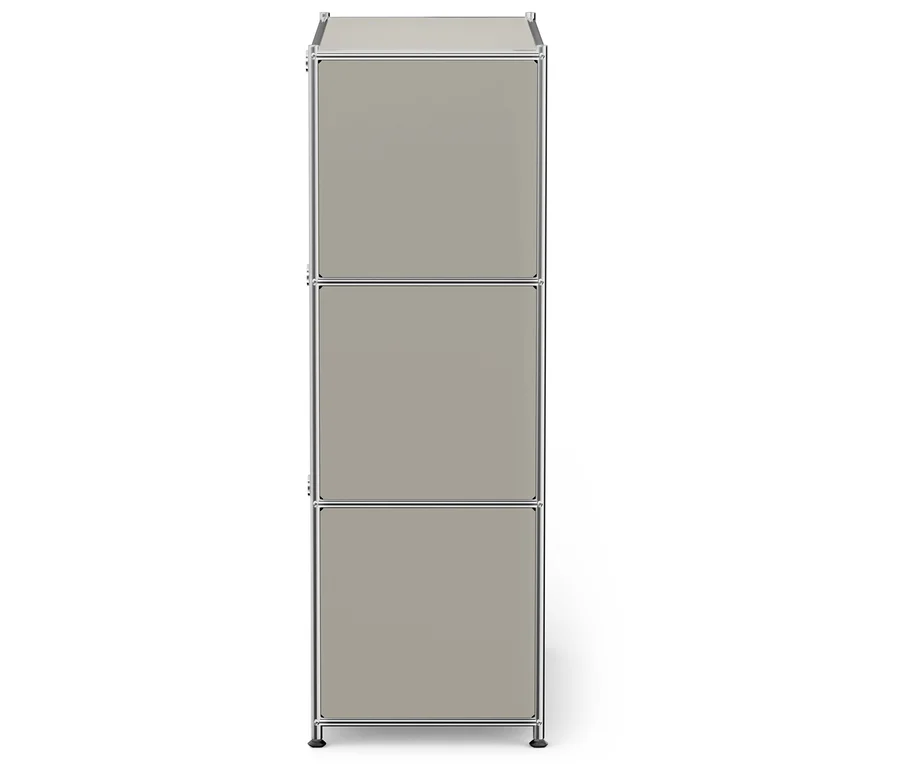 Armoire beige à trois étages avec cadre en métal sur fond blanc.