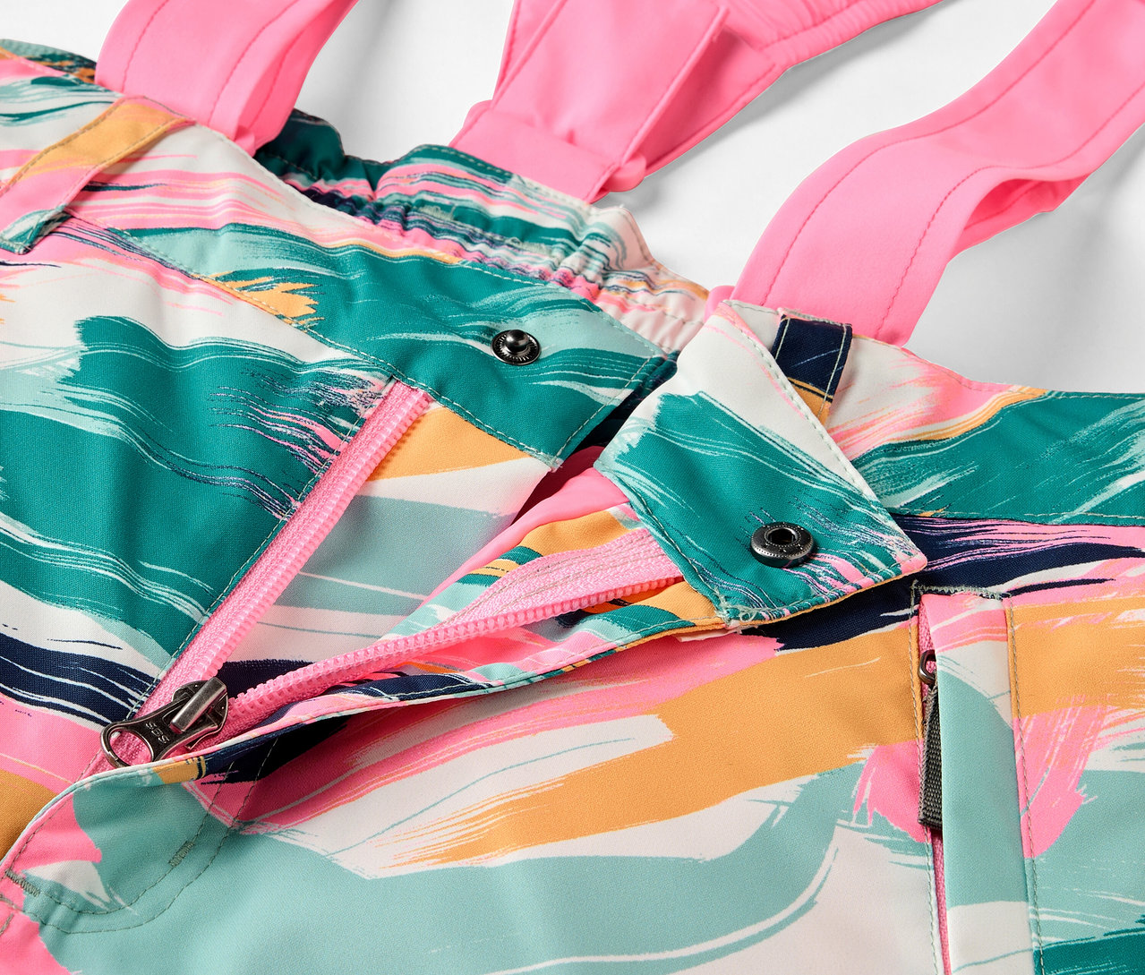 Gros plan sur une salopette multicolore avec des bretelles roses.