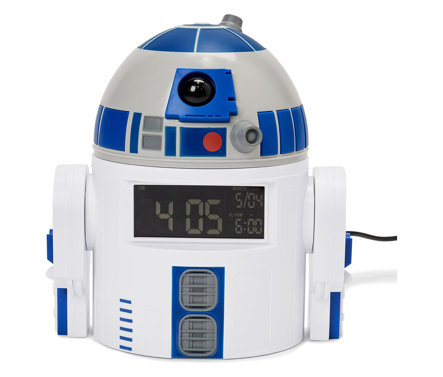 Gros plan sur un réveil R2-D2 indiquant 4 h 05, le 5 avril et un réveil réglé sur 6 h 00.