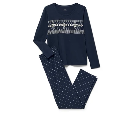 Pyjama bleu marine avec un haut à manches longues à motif de flocons de neige et un pantalon à pois.