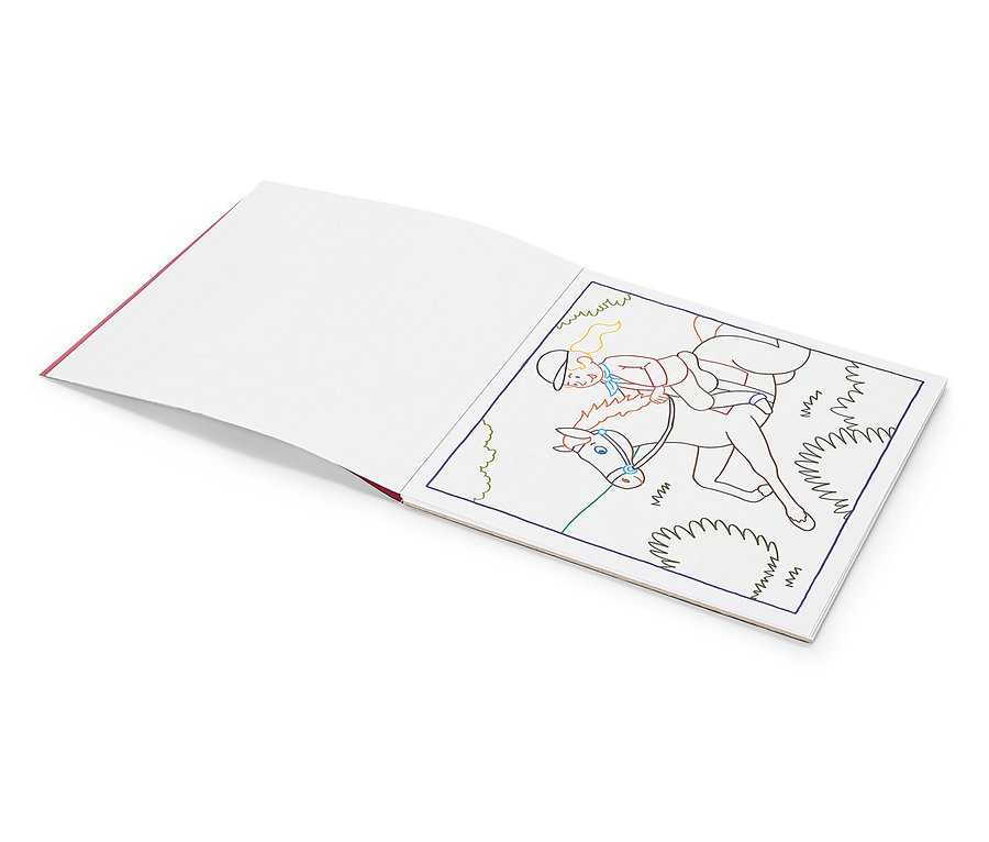 Un livre de coloriage ouvert montre un dessin d'une fille à cheval.