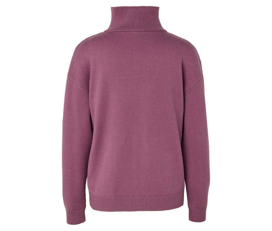 Gros plan sur le dos d'un pull à col roulé violet.