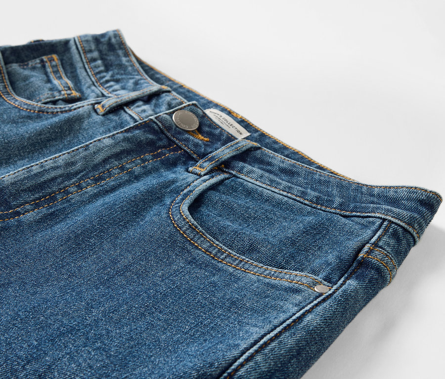 Détail d'un jean mom – Coupe « Nyla », bleu moyen.