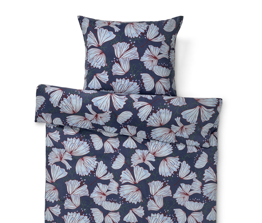 Linge de lit Biber, grande taille avec motif floral bleu.