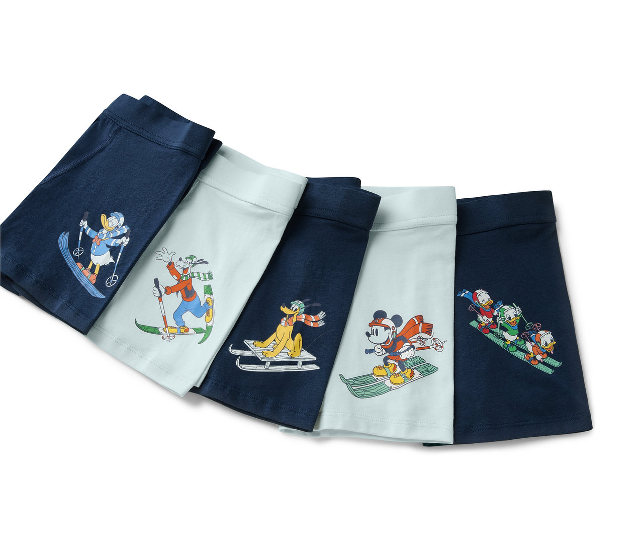 Cinq boxers pour enfants »Mickey and Friends« sont côte à côte, chacun avec un motif Disney différent faisant du ski.