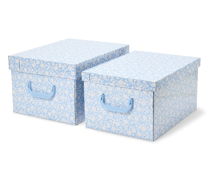 Deux boîtes de rangement avec un motif floral bleu et des poignées.
