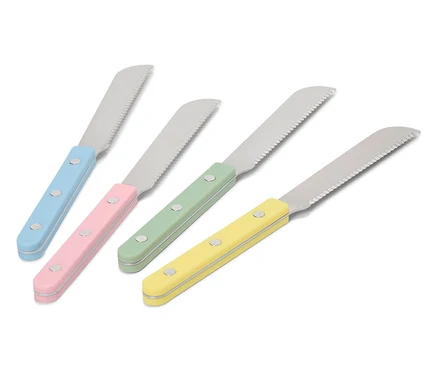 Quatre couteaux à beurre avec des manches de couleur pastel disposés sur un fond blanc.