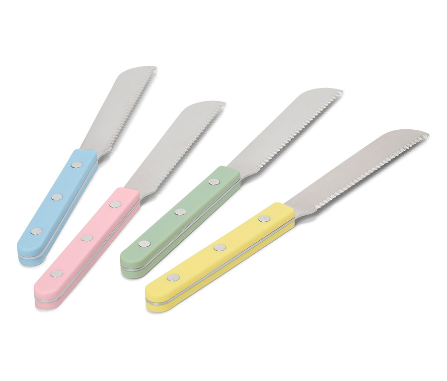 Quatre couteaux à beurre avec des manches de couleur pastel disposés sur un fond blanc.